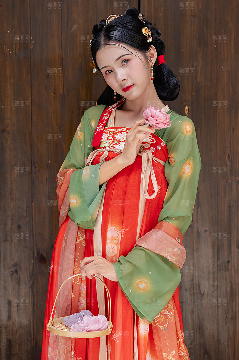 国潮风汉服女生拿鲜花摄影图