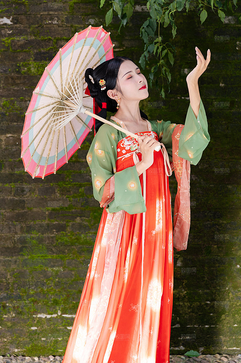 国潮汉服女生打伞人物精修摄影图片