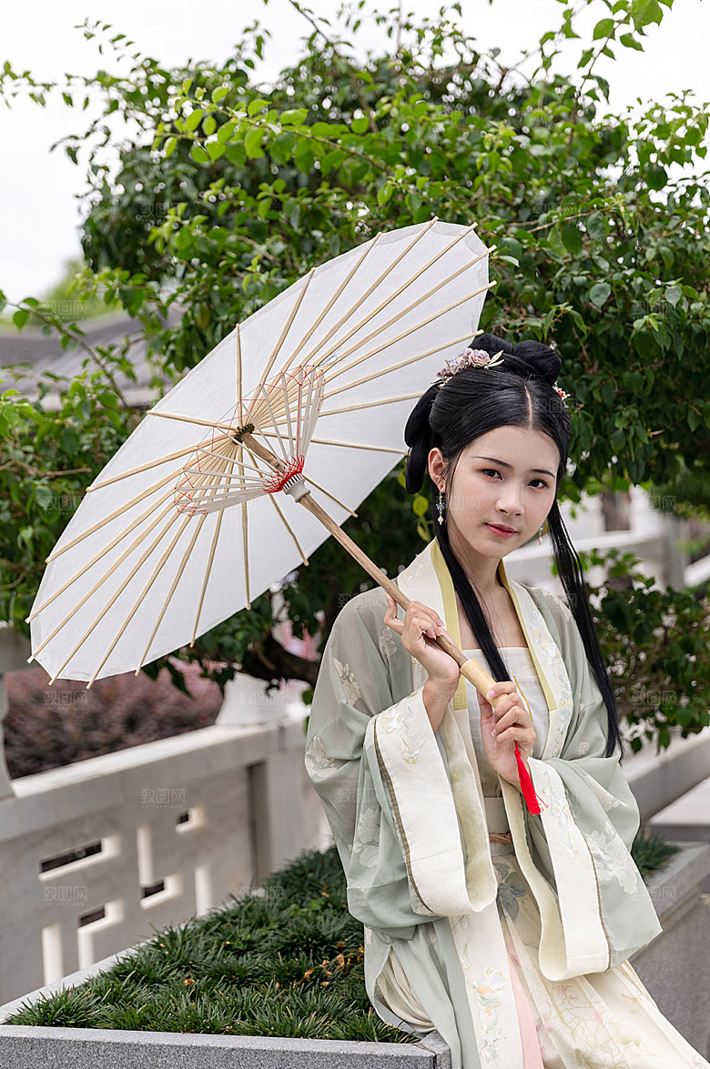 汉服手拿油纸伞国风女性人物精修摄影图片