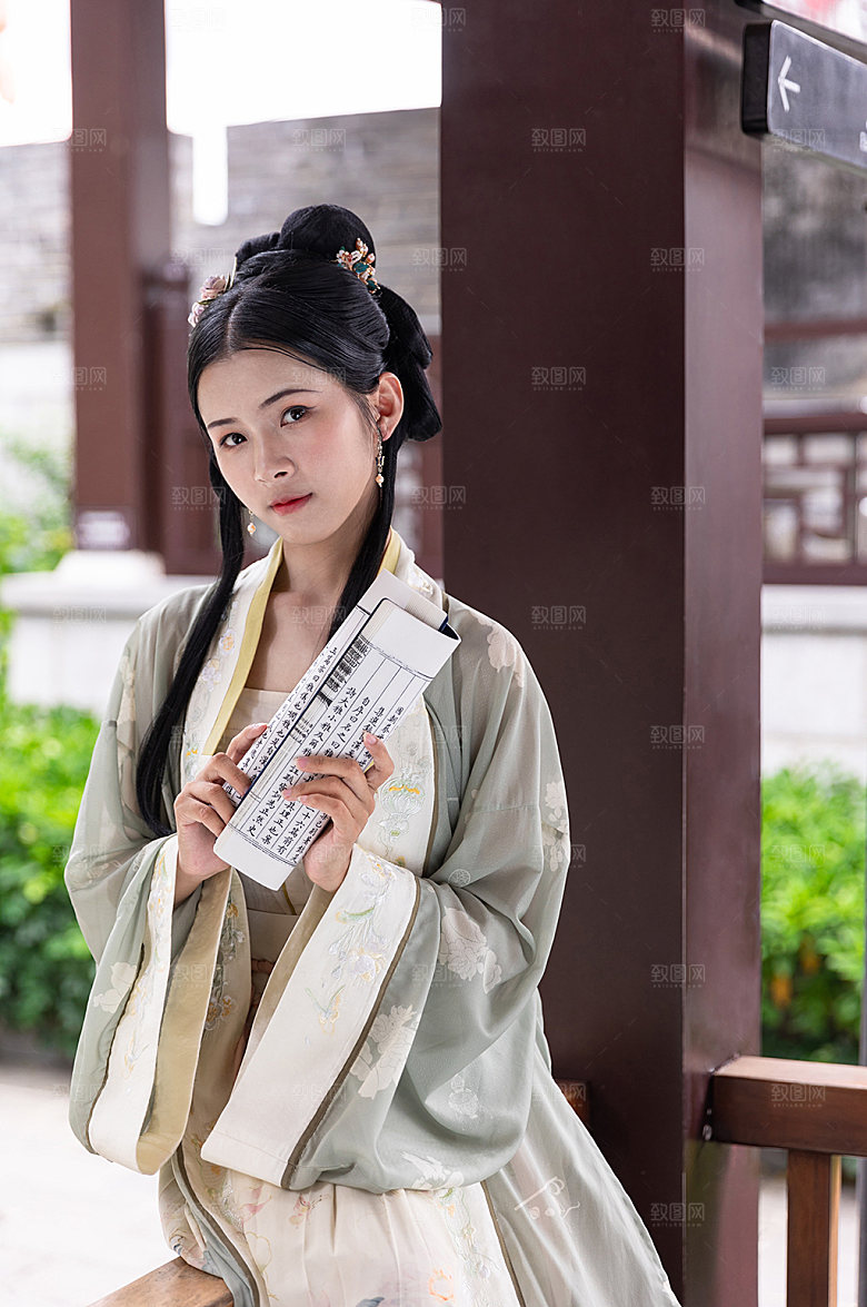国潮汉服国风女性人物看书精修摄影图片