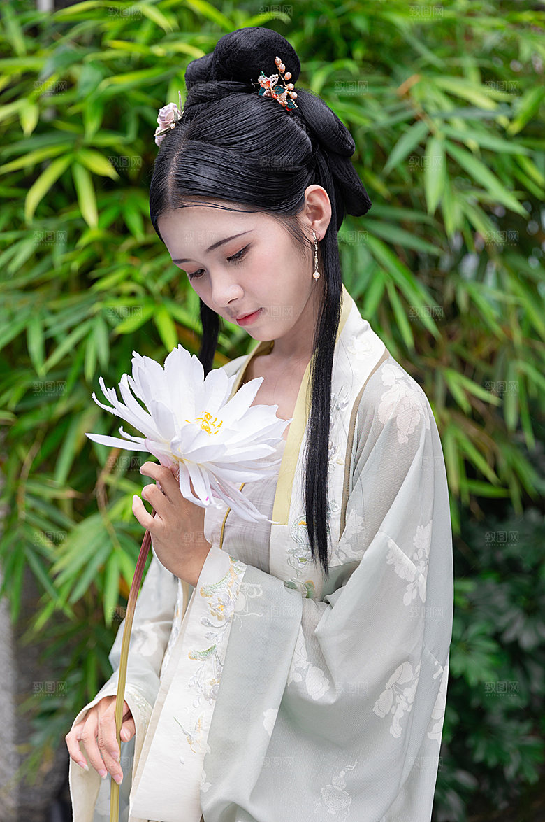 唯美淡雅汉服人物昙花精修摄影图片