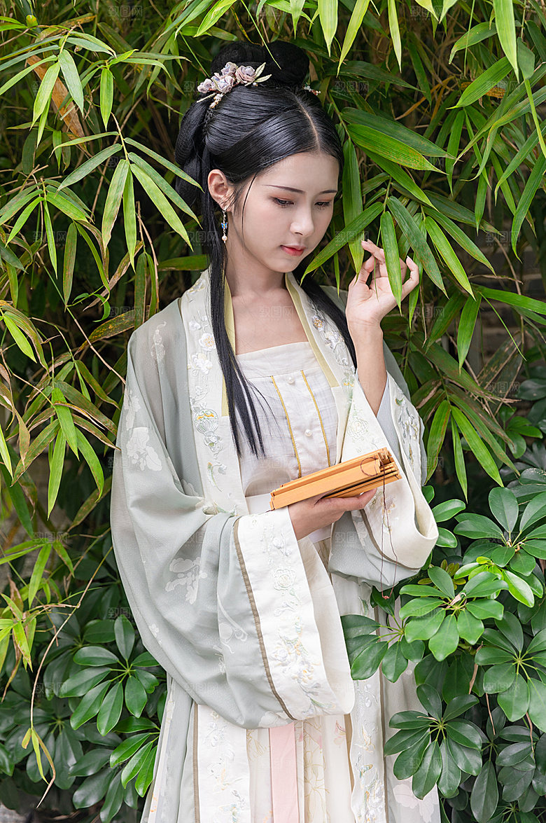 淡雅国潮汉服女性人物精修摄影图