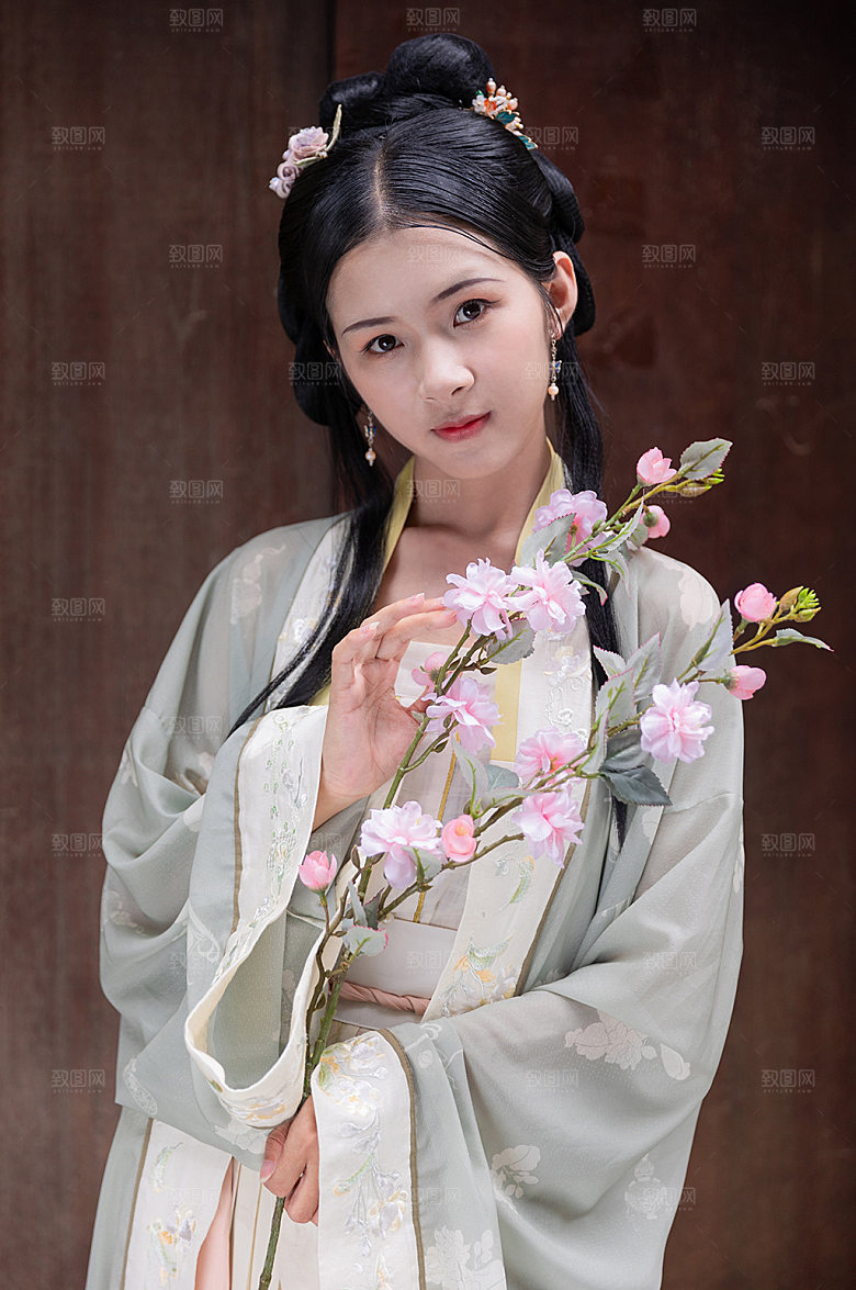 古风汉服国风人物拿鲜花精修摄影图