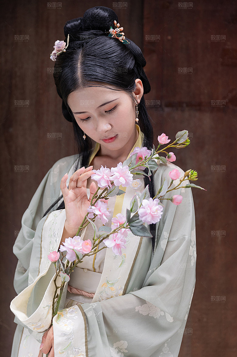 汉服女性人物手拿鲜花精修摄影图
