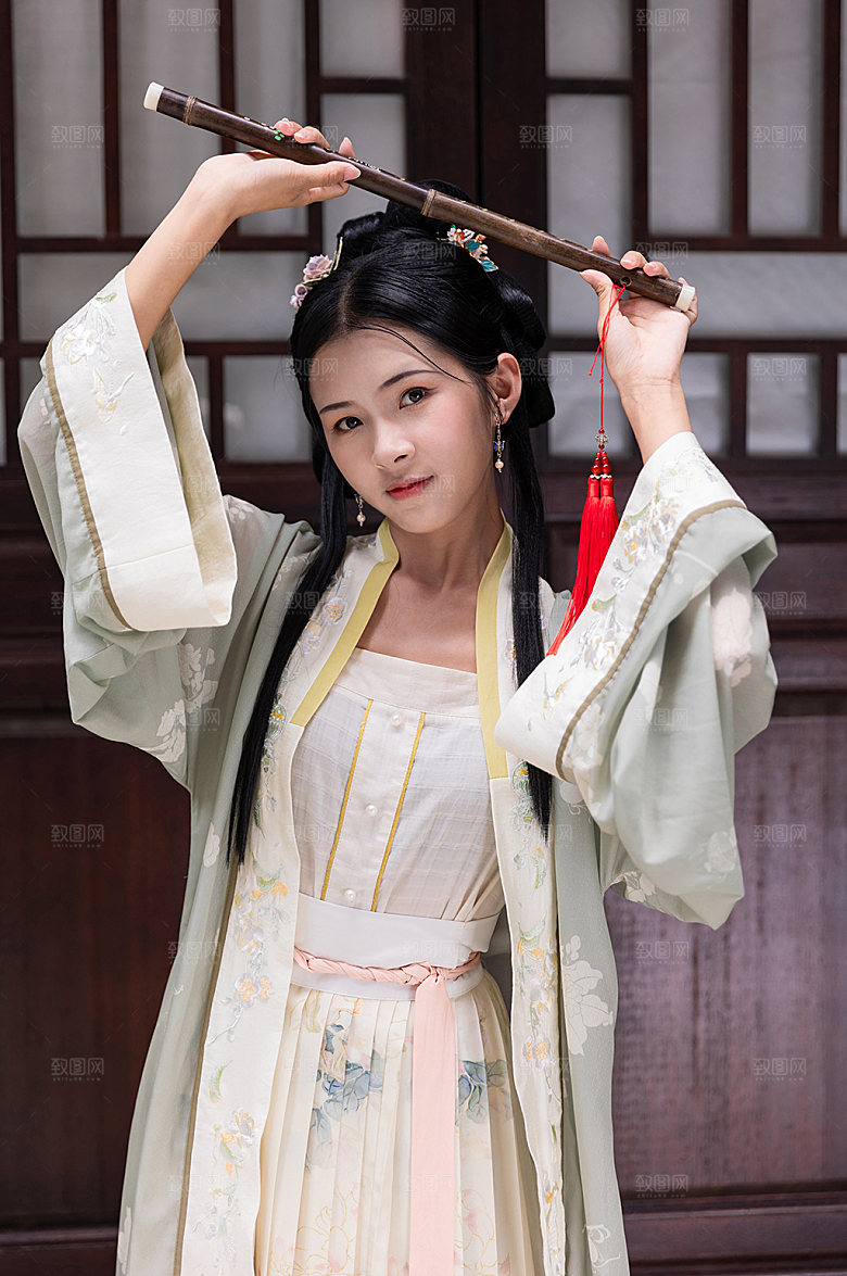 古风手拿笛子女性人物精修摄影图