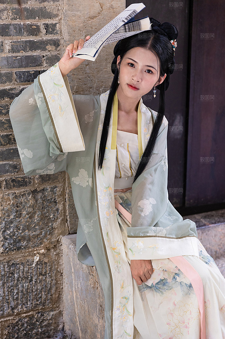 汉服女性人物手拿书本精修摄影图