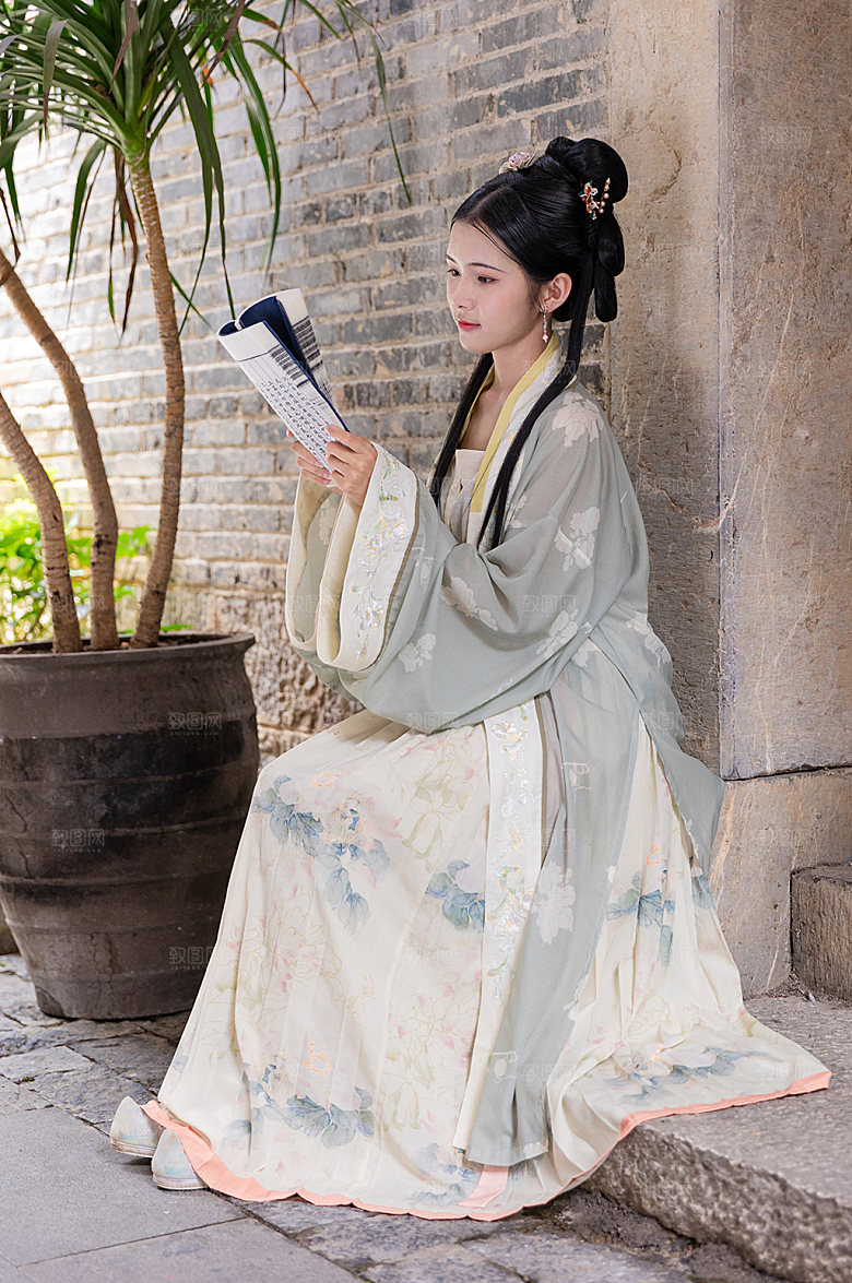 古装汉服女性人物阅读精修摄影图