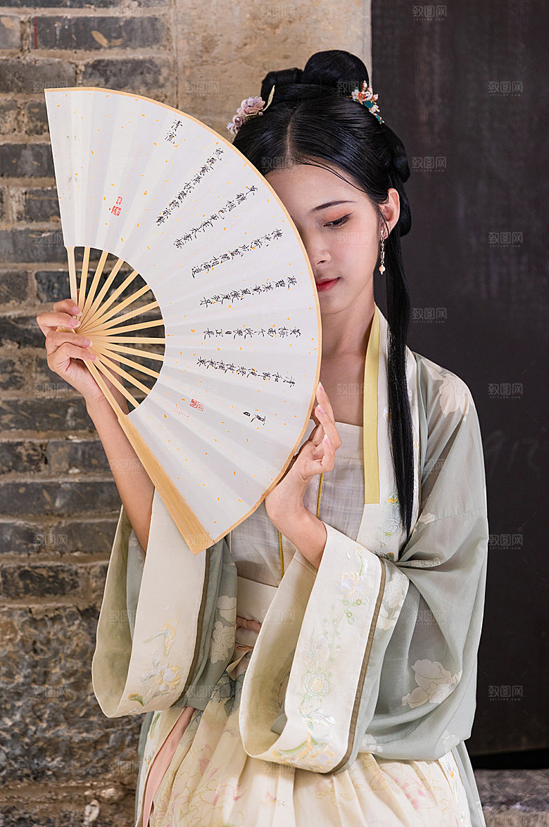 清新折扇遮脸古装女性精修摄影图