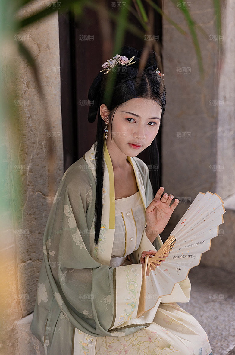 唯美拿折扇汉服女性人物摄影图