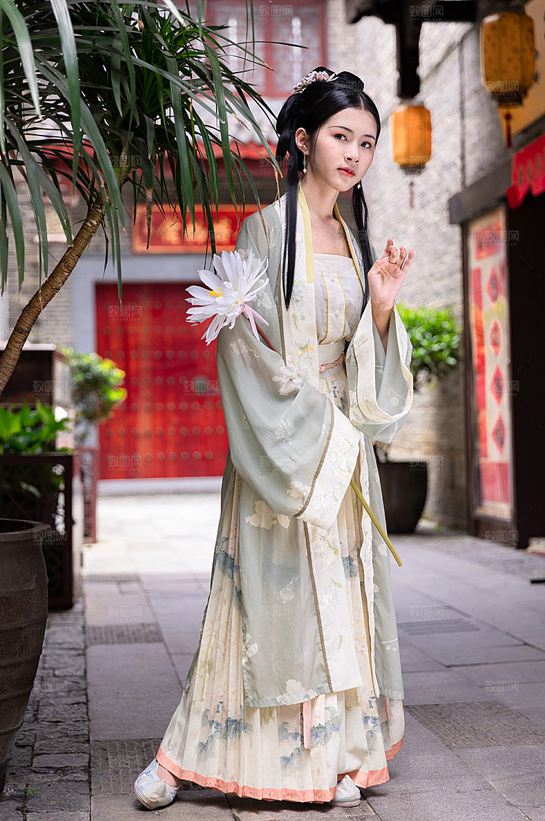 国潮淡雅古装汉服女性人物摄影图