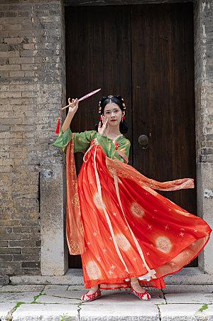 飘逸披帛汉服女性舞蹈蒲扇摄影图