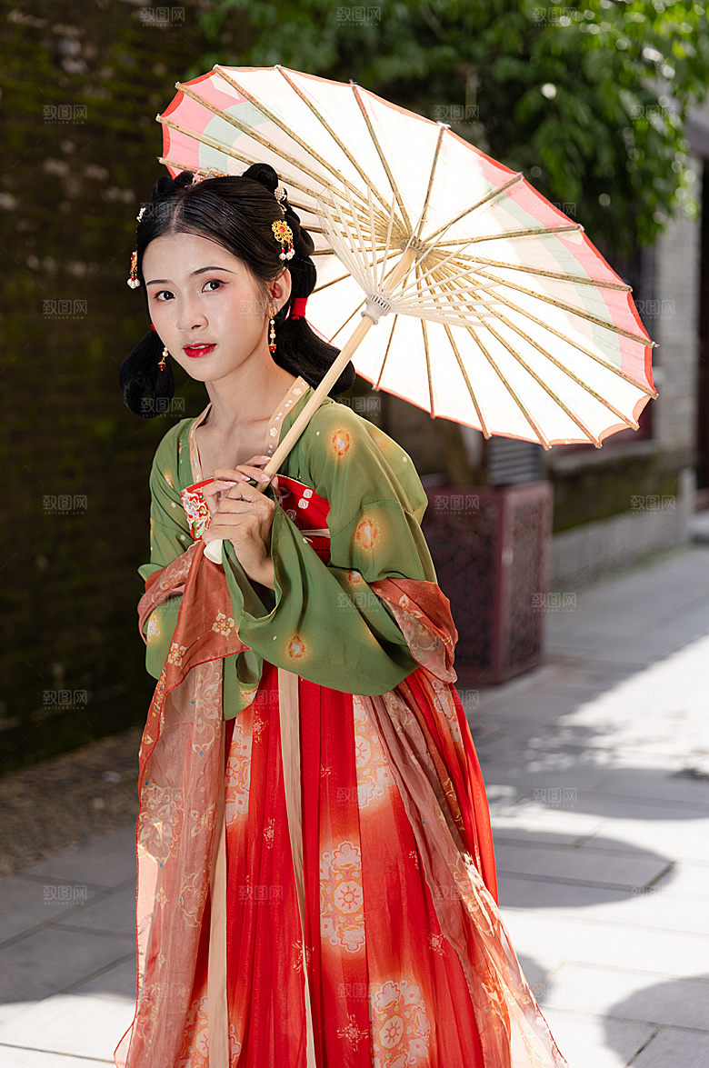 古装汉服女性撑油纸伞人物摄影图