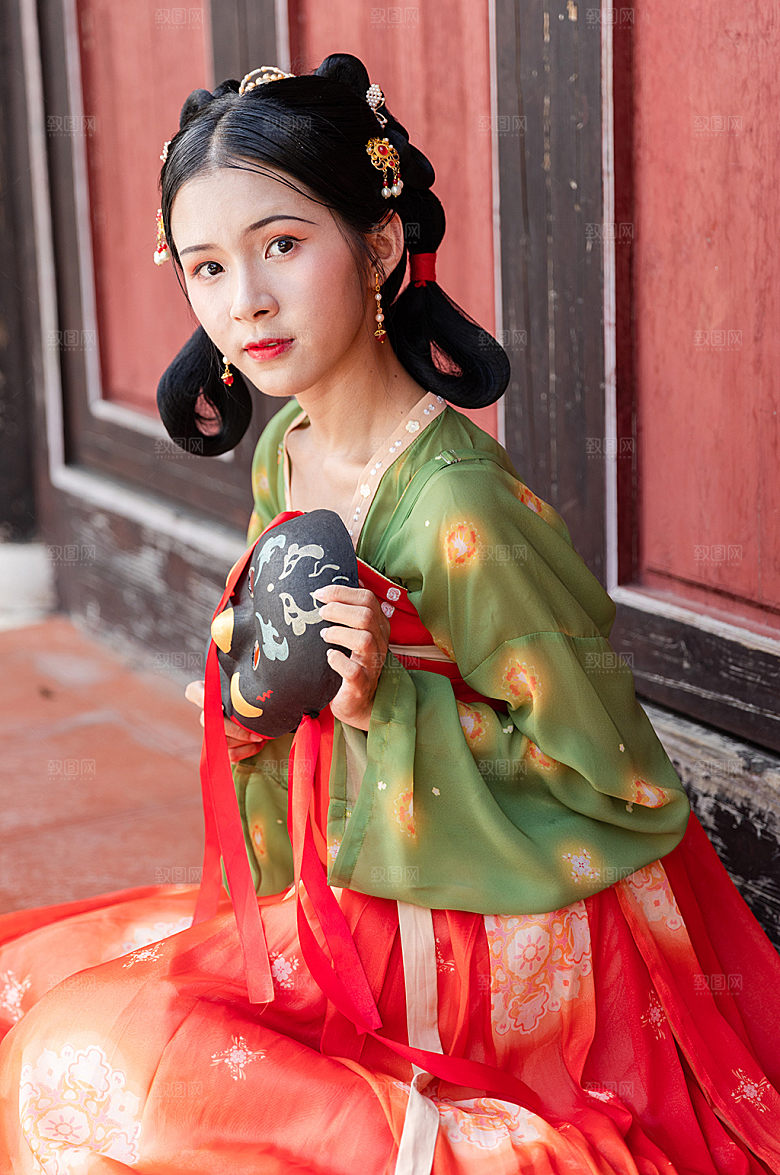 汉服美女手拿面具坐姿人物摄影图