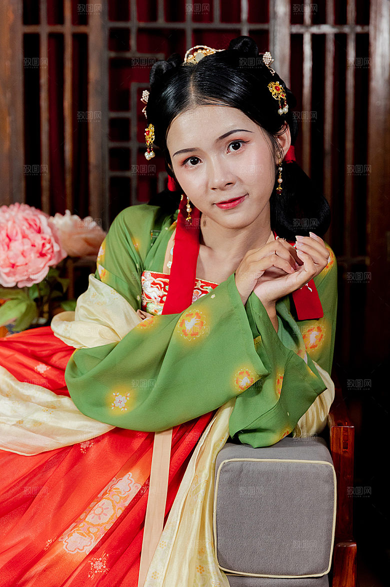 拿牡丹花汉服女性人物精美摄影图