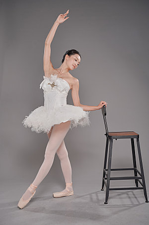 白色芭蕾舞跳舞舞蹈人物摄影图片