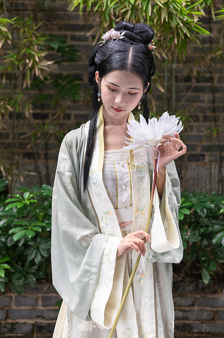 国潮汉服女性人物手拿鲜花摄影图