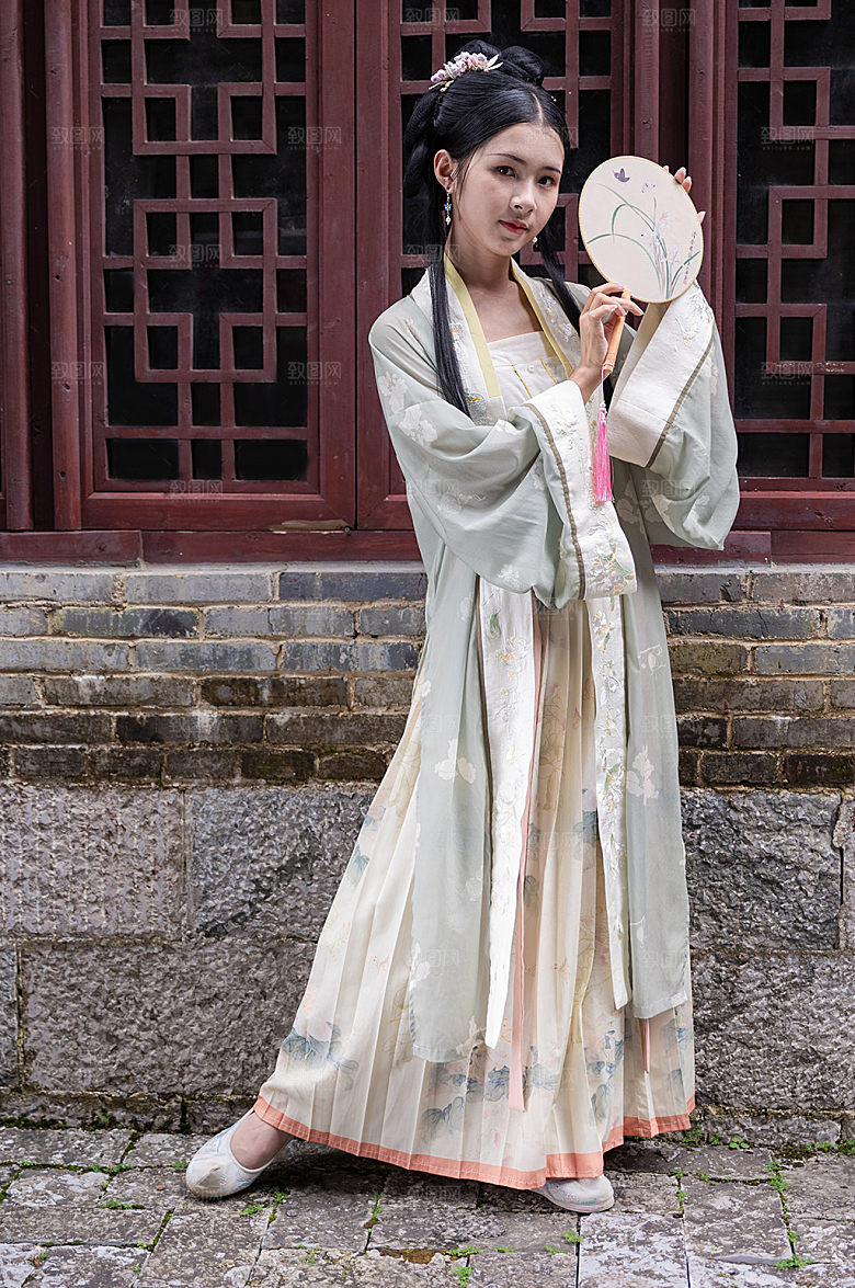 汉服女性蒲扇古建筑站姿摄影图片