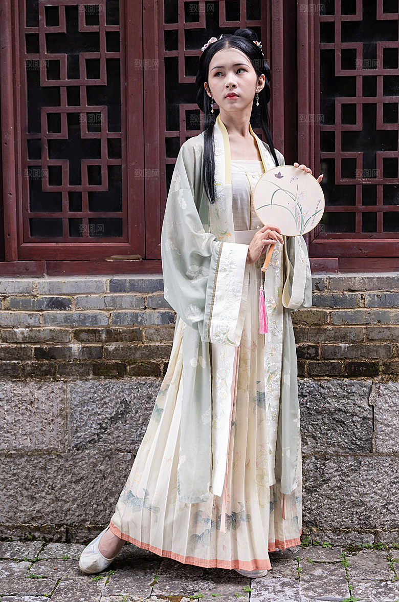 古风汉服女性手拿蒲扇摄影图片