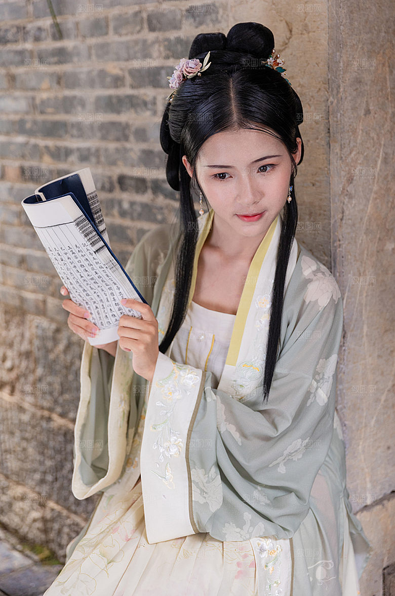 国潮汉服女性人物诗词本摄影图片