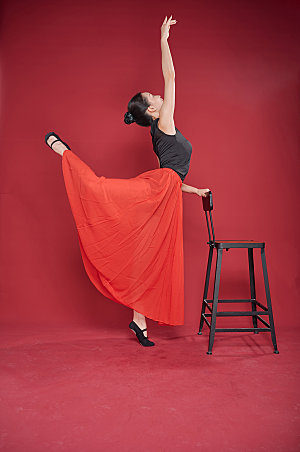 红色舞裙现代舞蹈人物摄影图片