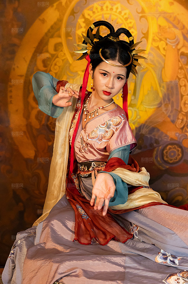 国潮舞蹈壁画汉服女生人物摄影图