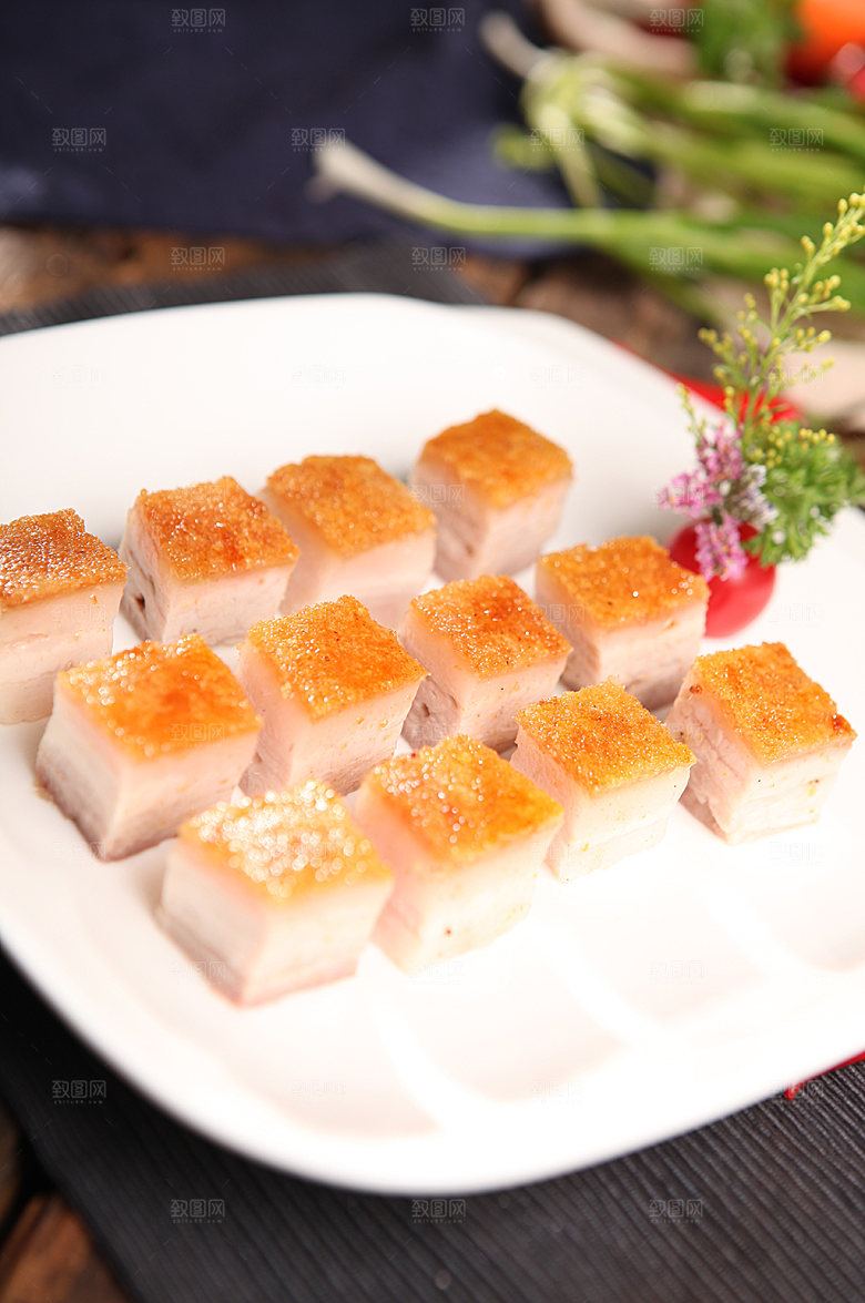 简约芝麻脆皮烧肉美食菜品摄影图
