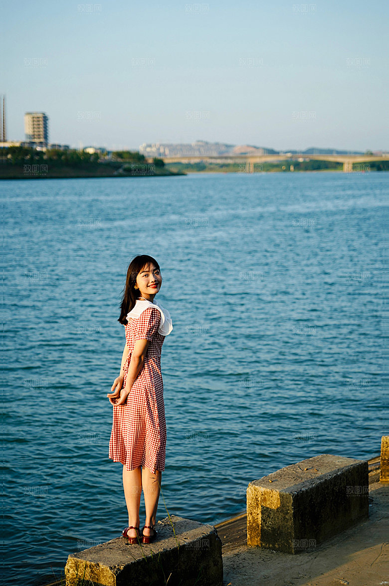 海边夏天旅游旅行美女摄影图