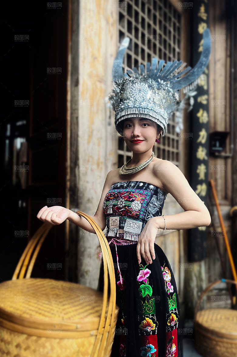 少数民族苗族民族风人物摄影图
