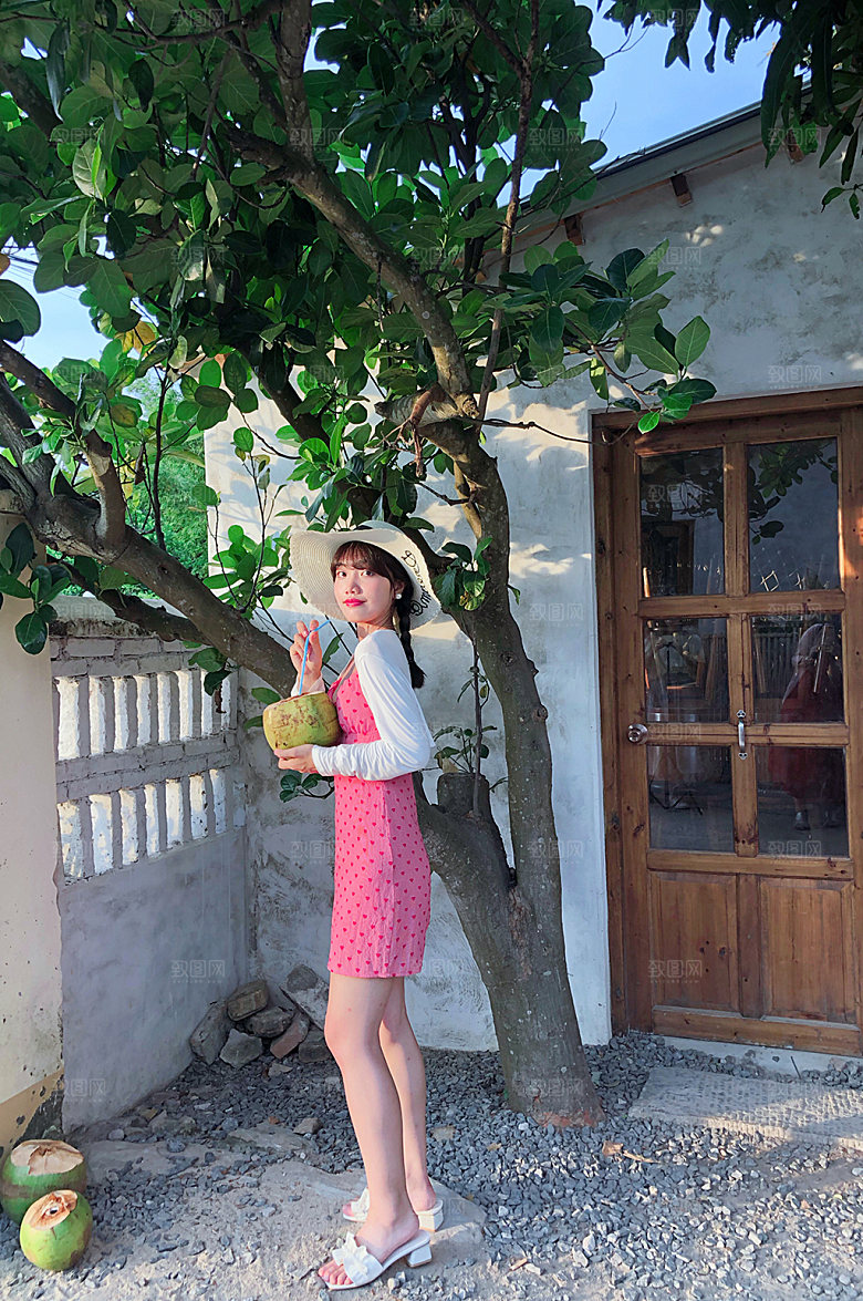 旅行博主夏季人物旅游女生摄影图