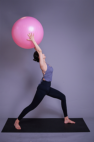 商用女生瑜伽动作示范瑜伽球摄影图片
