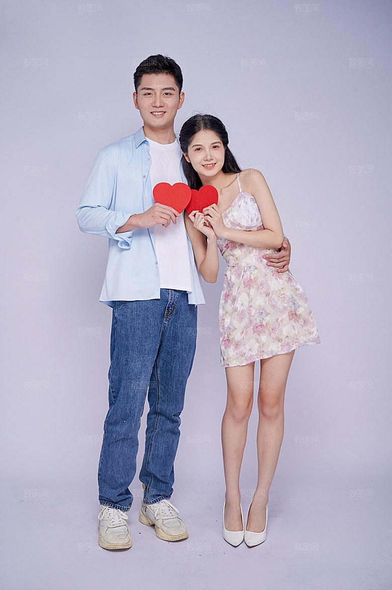 青春手拿爱心元素情侣人物摄影图片