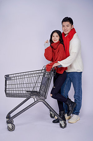 情侣人物冬季购物主题摄影图片