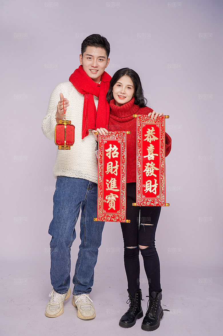 红色对联拜年男女情侣人物摄影图片