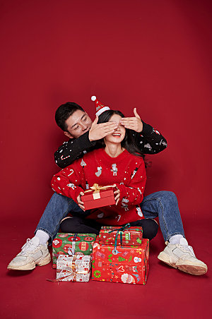 圣诞节主题礼盒情侣人物摄影图片