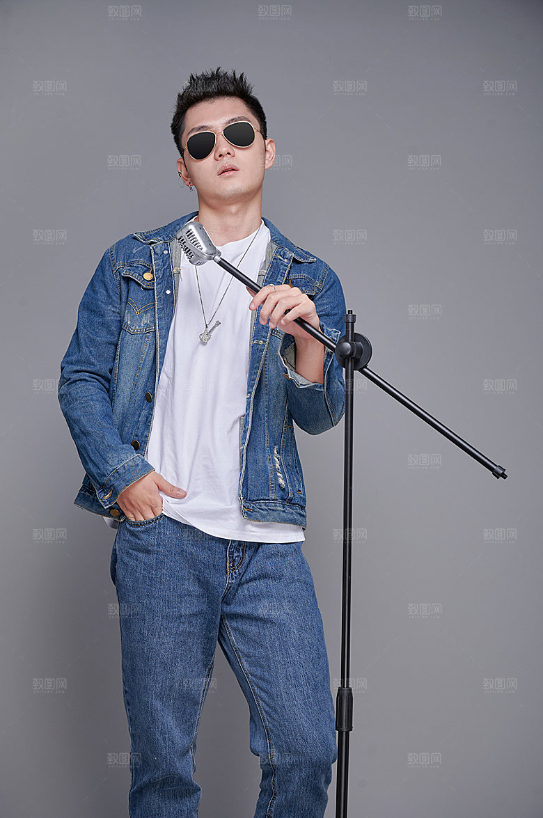 潮流音乐节朋克摇滚男青年唱歌人物摄影图片