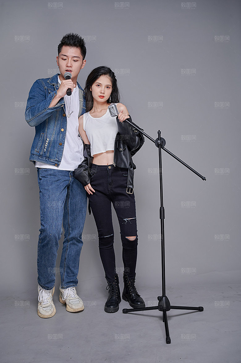 时尚朋克摇滚青年情侣人物演唱摄影图片