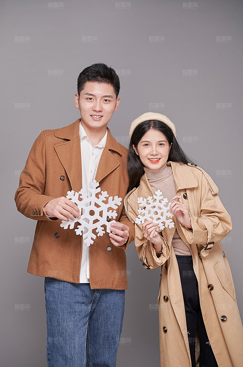 风衣冬季雪花甜蜜秋冬情侣人物摄影图片