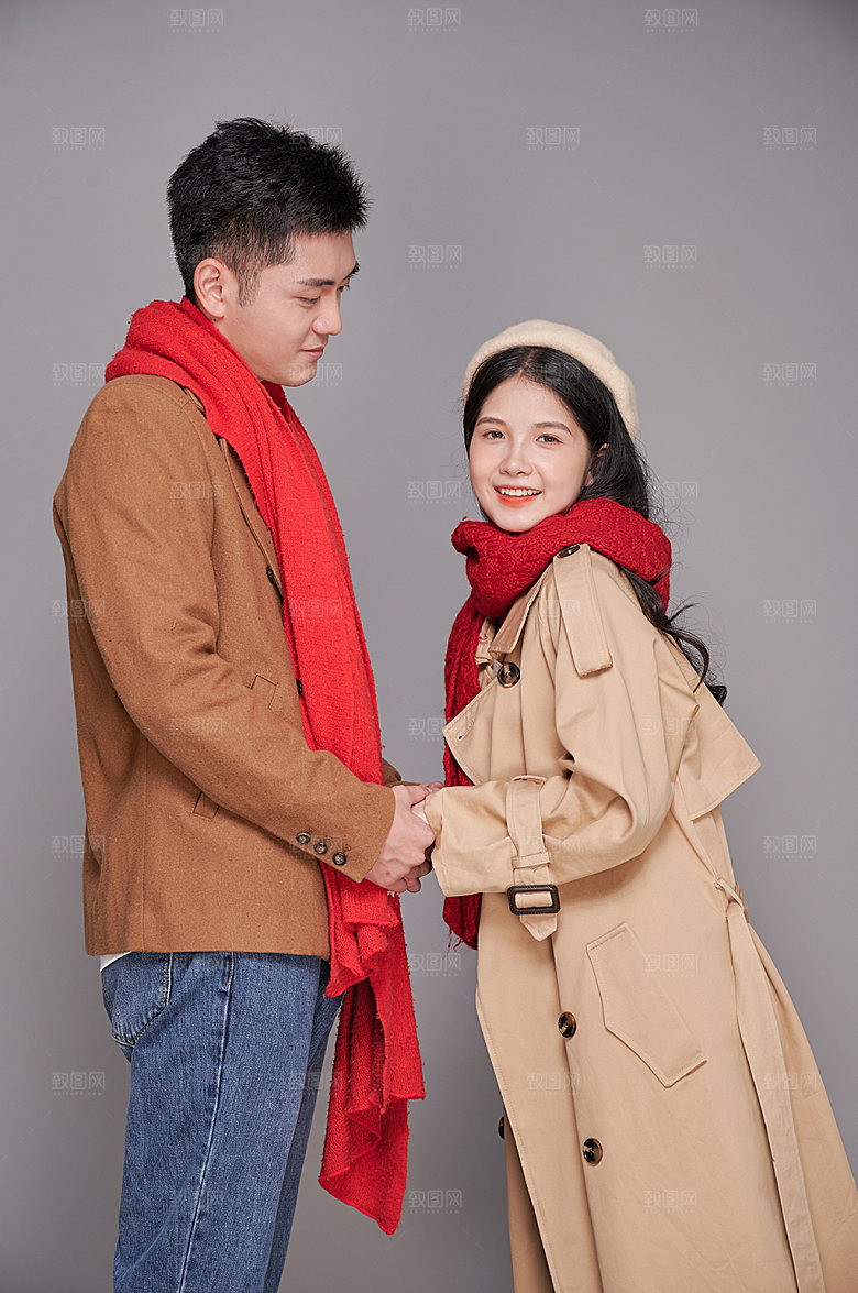 围巾双人秋冬情侣牵手人物摄影图片