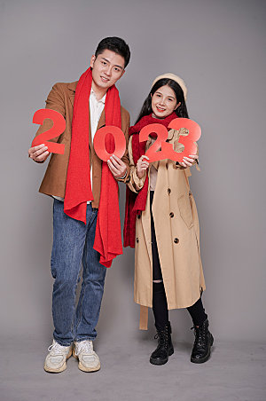 红色围巾秋冬情侣新年人物摄影图片