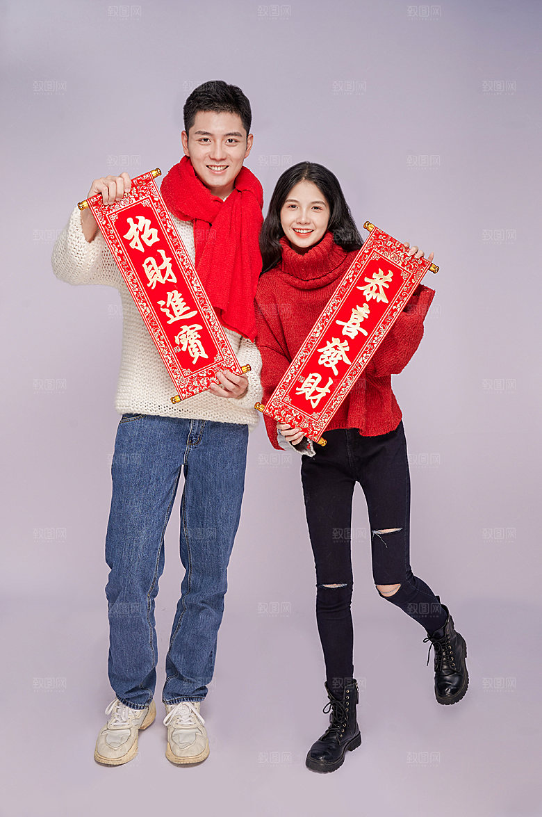 拿对联新年情侣人物原创摄影图片