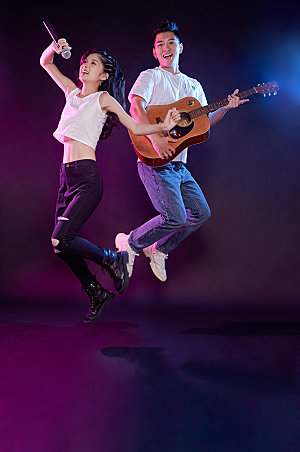 吉他跳跃朋克情侣人物商业摄影图片