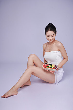 吃沙拉美体女性减肥人物精修摄影