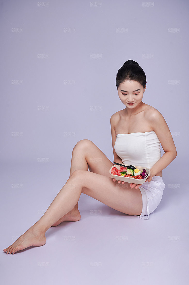 吃沙拉美体女性减肥人物精修摄影