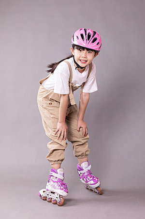 小学生女孩轮滑人物背带裤摄影图