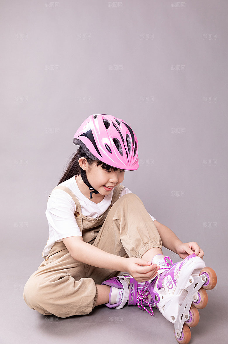 系鞋带女孩轮滑人物背带裤摄影图
