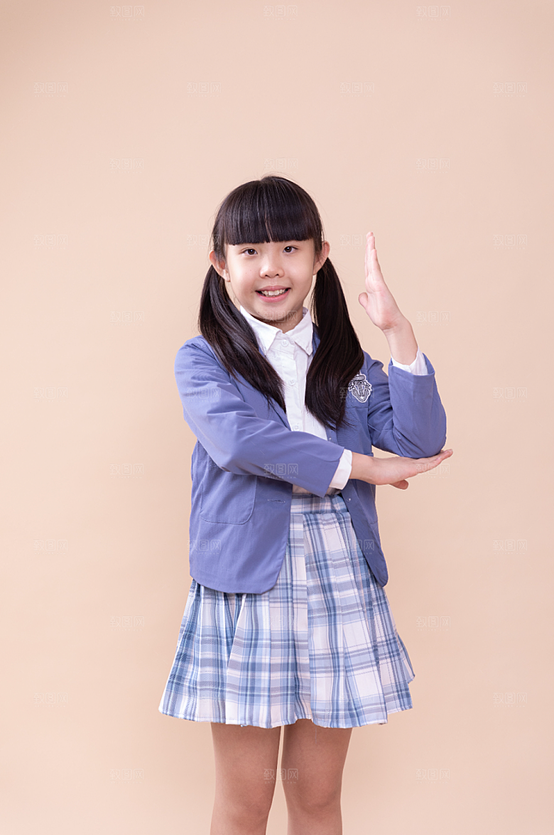 学校举手的可爱小女孩小学生摄影图