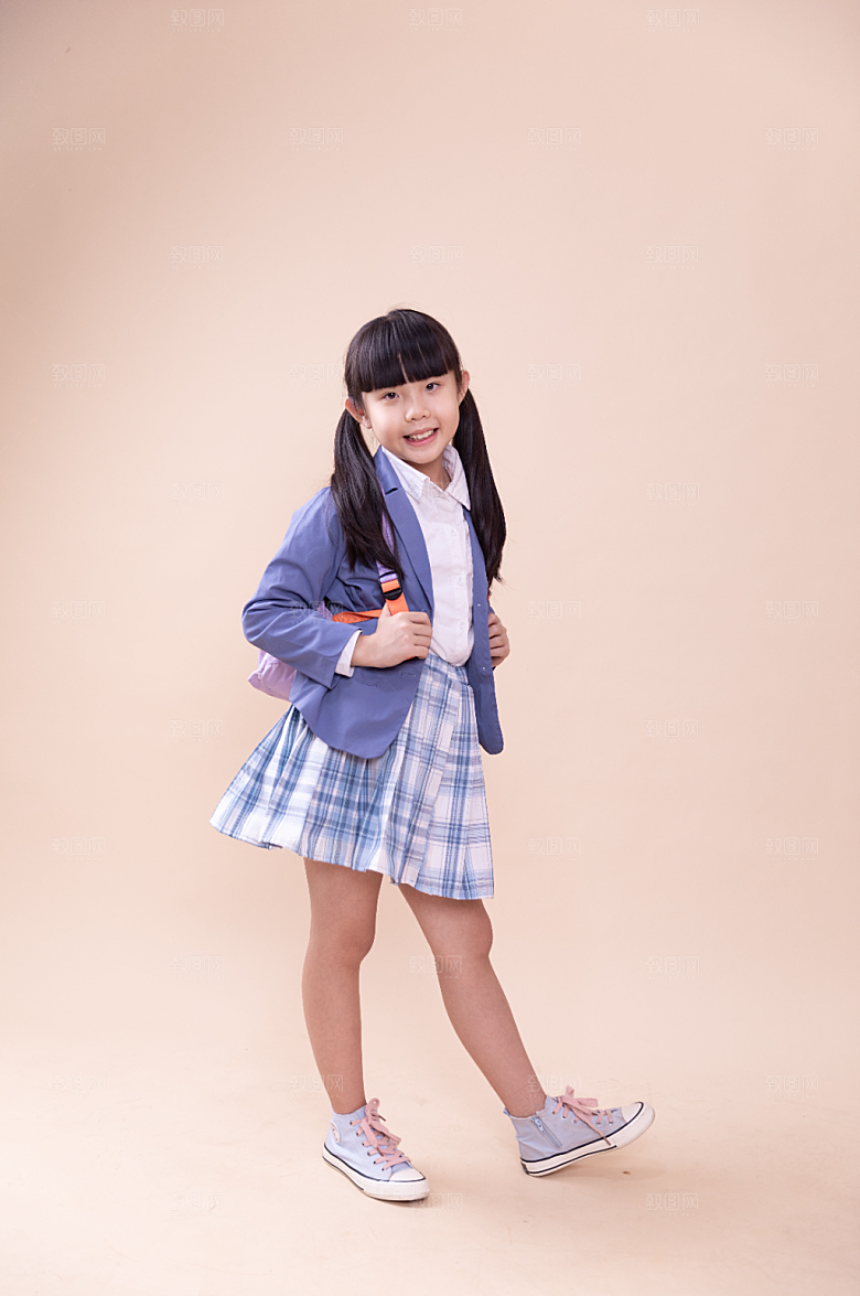 学校背书小女孩小学生创意摄影图