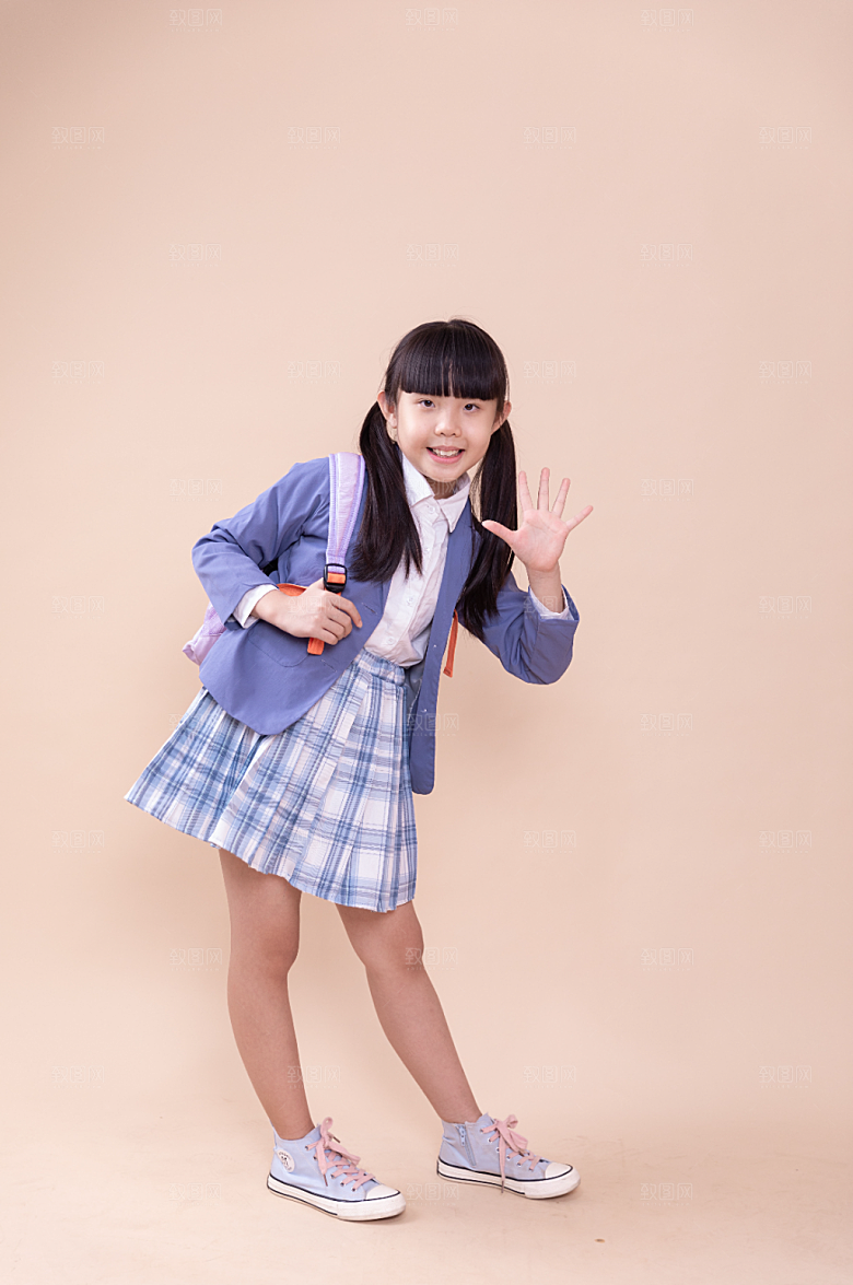 校园背书包学生小女孩高清摄影图