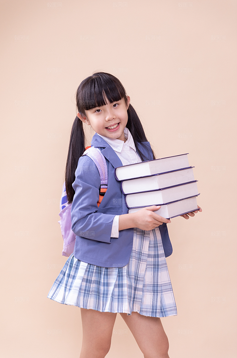 高清抱书的小学生小女孩原创摄影图