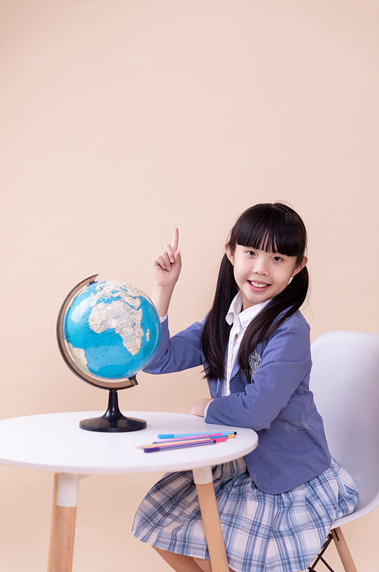 校园上课学生小女孩指高清示摄影图